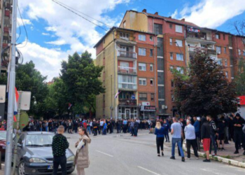 Qindra serbë mblidhen në Mitrovicë të veriut, shumë prej tyre me maska