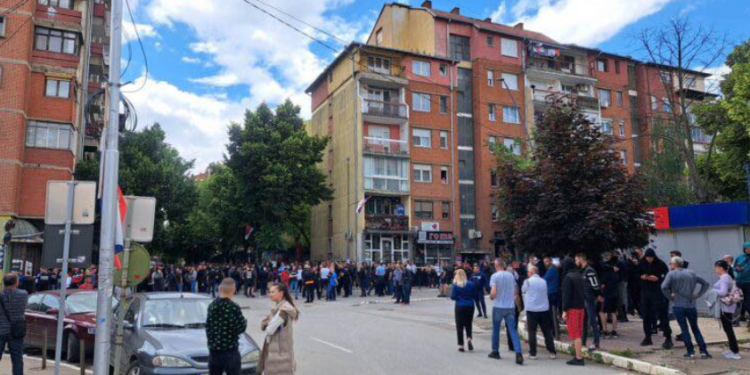 Qindra serbë mblidhen në Mitrovicë të veriut, shumë prej tyre me maska