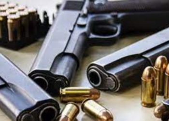 U gjenden 4 mijë euro, 3 revole, 1 armë e gjatë, 4 karikator e municion dy të arrestuarve për fajde