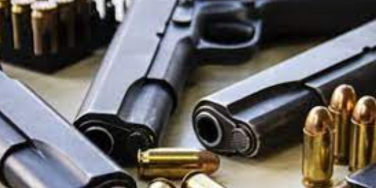 U gjenden 4 mijë euro, 3 revole, 1 armë e gjatë, 4 karikator e municion dy të arrestuarve për fajde