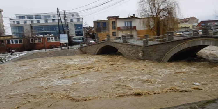 Ndërpritet mësimi në Vushtrri, shkak vërshimet