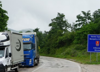 Dhjetëra kamionë nga Serbia presin të kalojnë kufirin me Kosovën