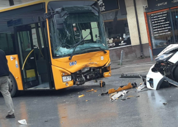 Aksidentohet autobusi me veturë, lëndohen 5 udhëtarë