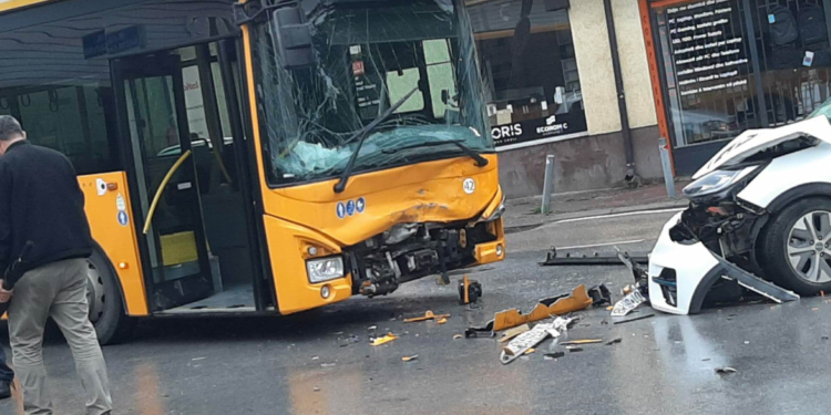 Aksidentohet autobusi me veturë, lëndohen 5 udhëtarë