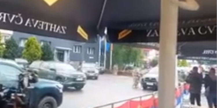 Sulmohen ekipet e mediave në veri, lëndohet kameramani i Teve1 dhe RTK-së