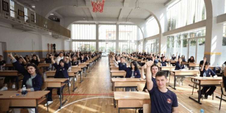 30 mijë maturantë zhvillojnë sot provimin e fundit në Shqipëri