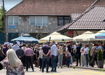 Mblidhen protestuesit në Leposaviq