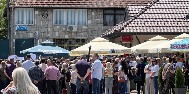 Mblidhen protestuesit në Leposaviq