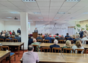 Kurti ofron mbështetje për Institutin Albanologjik në 70-vjetorin e themelimit