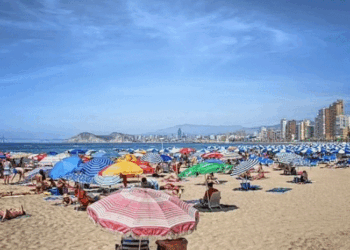 Çfarë nuk duhet të hani dhe pini kur jeni në plazh?