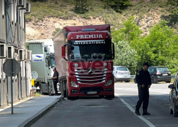 Ndalohen kamionët me targa të Serbisë në Jarinje