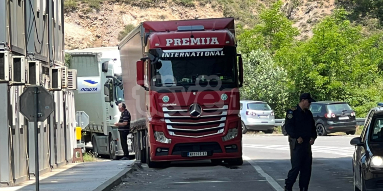 Ndalohen kamionët me targa të Serbisë në Jarinje