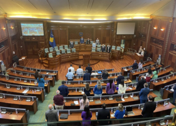 Kuvendi mban një minutë heshtje për artistin Shyqri Nimani