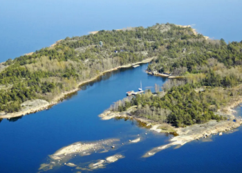 Ky ishull evropian u kërkon turistëve të fikin celularët