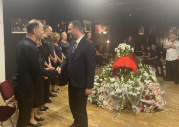 Krerë institucionesh e qytetarë nderojnë profesorin e ndjerë, Shyqri Nimani