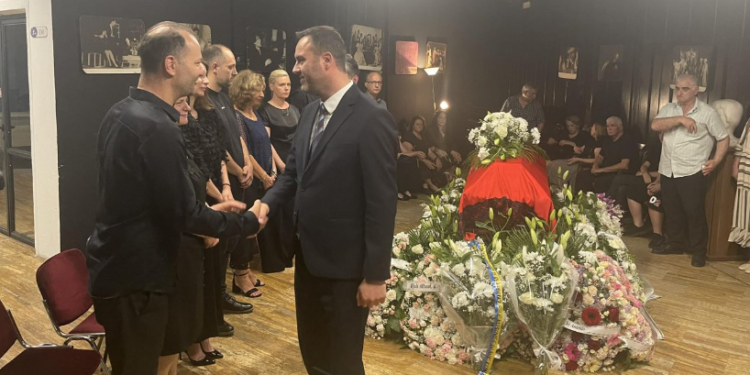 Krerë institucionesh e qytetarë nderojnë profesorin e ndjerë, Shyqri Nimani