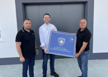 Peci viziton fermën e pulave “Doris”