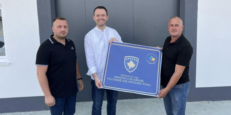 Peci viziton fermën e pulave “Doris”