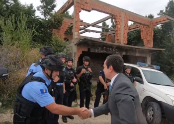 Kurti shërben policët në veri me bakllavë e ëmbëlsira