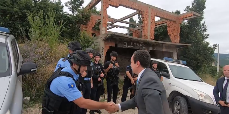 Kurti shërben policët në veri me bakllavë e ëmbëlsira