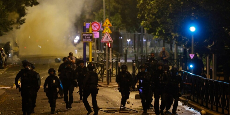 Të paktën 150 të arrestuar gjatë trazirave në Francë