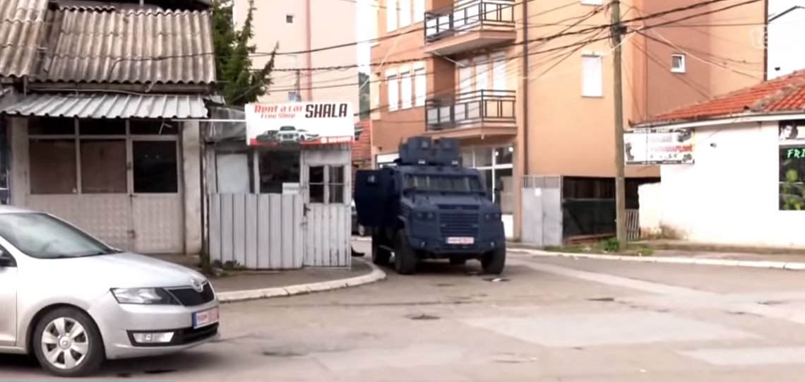 Shpërndahen protestuesit serbë në veri të Mitrovicës, situatë e qetë