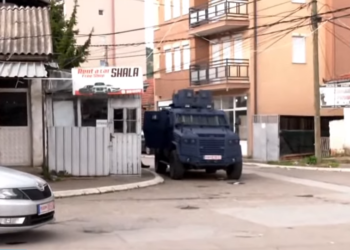 Shpërndahen protestuesit serbë në veri të Mitrovicës, situatë e qetë