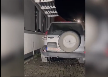 Sveçla publikon pamje pas sulmit të objektit komunal në veri të Mitrovicës