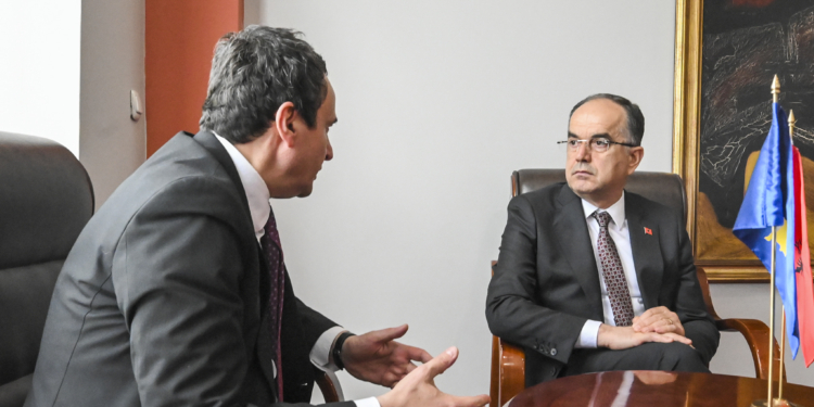 Kurti takon Begajn, shprehu keqardhje për anulimin e mbledhjes së qeverive nga Rama