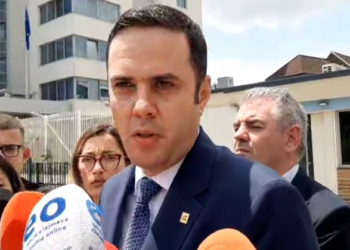 Abdixhiku: Kurti të reflektojë, Kosova në moment kritik