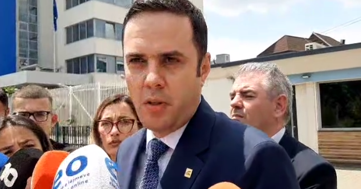 Abdixhiku: Kurti të reflektojë, Kosova në moment kritik