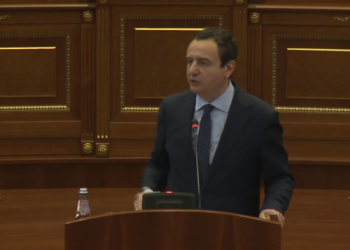 Një vajzë bie nga kati i dytë i një shkolle në Ferizaj, pëson lëndime të rënda