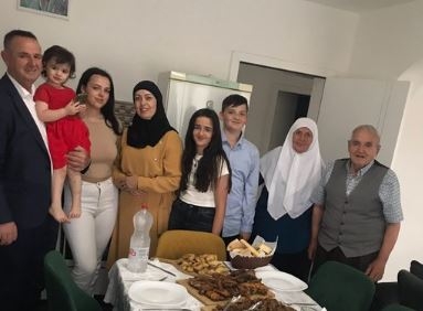 Ambasadori francez e feston Kurban Bajramin në një familje një punëtori të ambasadës