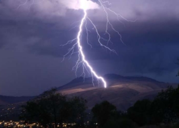 Vdes një burrë në Rogovë të Gjakovës, dyshohet se u godit nga rrufeja