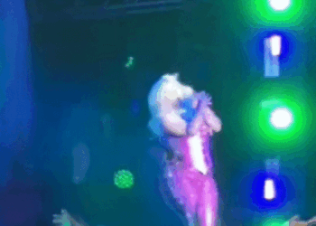 Bebe Rexha goditet me telefon në fytyrë teksa po këndonte në koncert