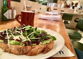 Nutricionistët rekomandojnë këtë mëngjes të shëndetshëm