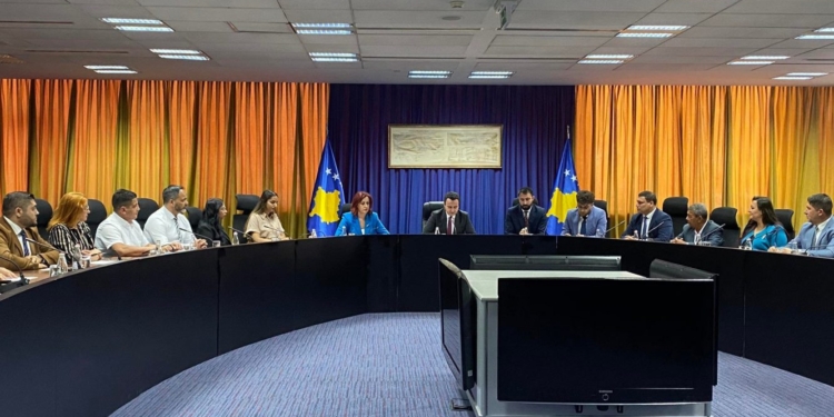 Kurti thotë se po punojnë që të krijohen mundësi të barabarta për të gjitha komunitetet