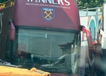 West Ham nuk pret të luhet finalja me Fiorentinën, shkruan “fituesit” në autobus