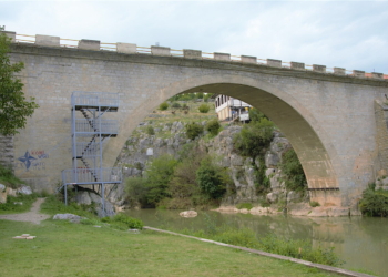 Një grua ka rënë nga Ura e Fshajt në Gjakovë