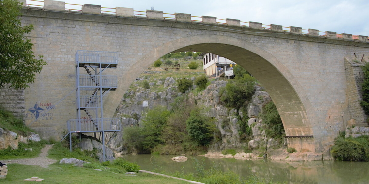Një grua ka rënë nga Ura e Fshajt në Gjakovë