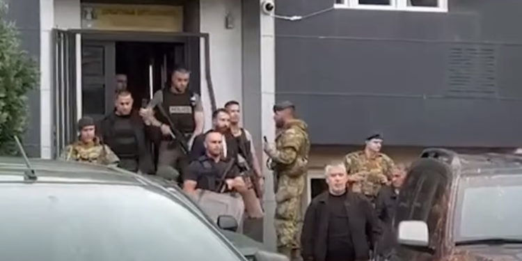 Vizita që trazoi veriun, grupet kriminale serbe lëndojnë nëntë gazetarë kosovarë