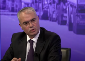 Fetoshi: Vuçiq do të shkojë në Bruksel, ai vetëm po përpiqet ta ngrisë ‘pazarin’