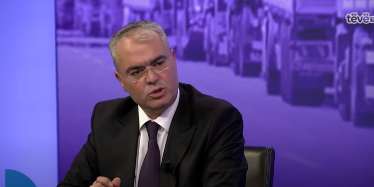 Fetoshi: Vuçiq do të shkojë në Bruksel, ai vetëm po përpiqet ta ngrisë ‘pazarin’