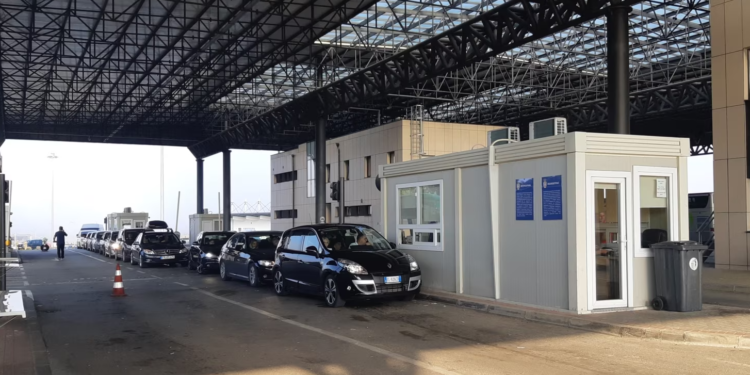 “Për arsye të sigurisë”, ndalohet hyrja në Kosovë e automjeteve me targa serbe