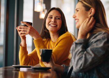 Bisedat e gjata me të panjohurit ju bëjnë më të lumtur