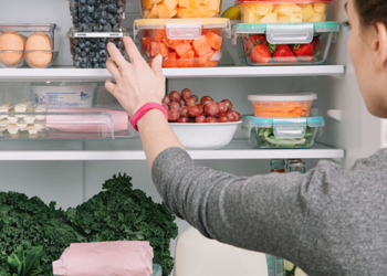 Tri gabime që i bëni kur ruani ushqimet në frigorifer