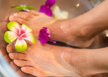 5 mënyrat më të mira për të trajtuar këmbët e thata