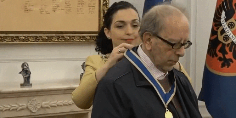 Ismail Kadare dekorohet me urdhrin “Hasan Prishtina”