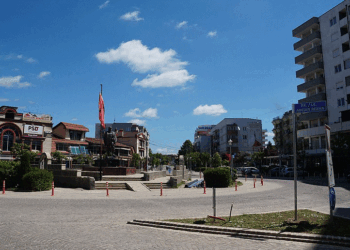 Rrahje mes disa personave në Klinë, dyshohet se u përdor arma e zjarrit