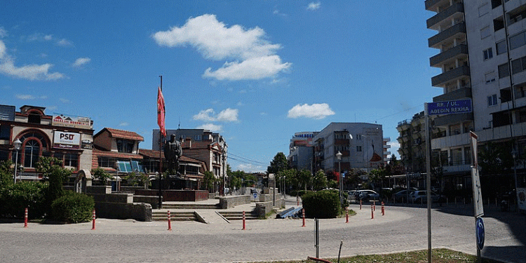 Rrahje mes disa personave në Klinë, dyshohet se u përdor arma e zjarrit